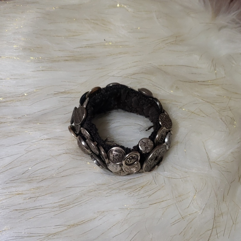 Handcrafted silver button bracelet - Picture 5 of 8